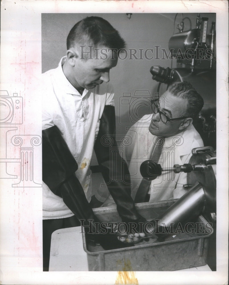 1960 Press Photo CANCER DR. REYNIERS TECHNICIAN BOB SIE- RSA17485 - Historic Images