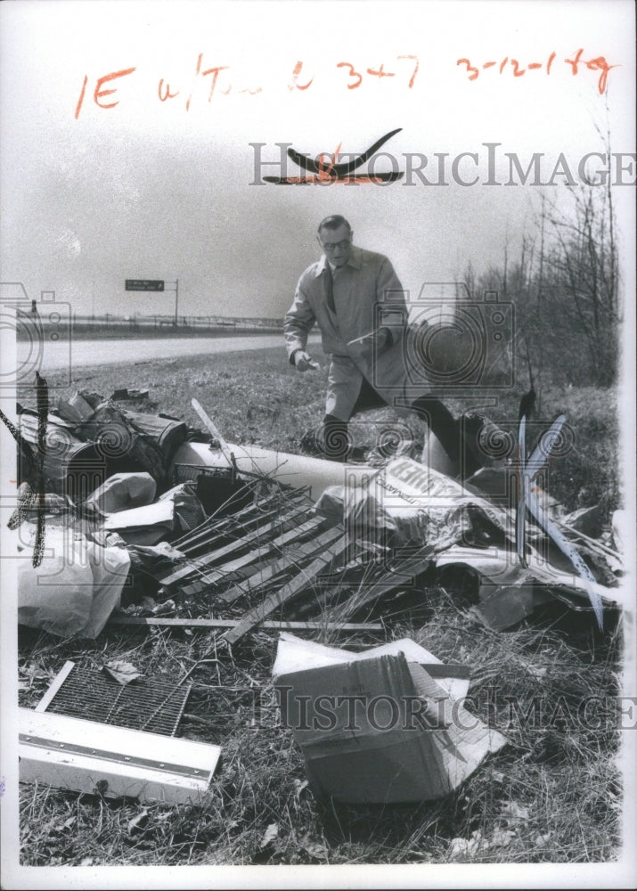 1972 Press Photo Matt Wagder Chesterfield TWP Junk Bran- RSA17961 - Historic Images