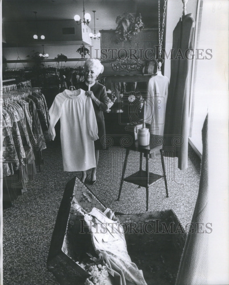 1986 Manager Of Mr. C Shop - Historic Images