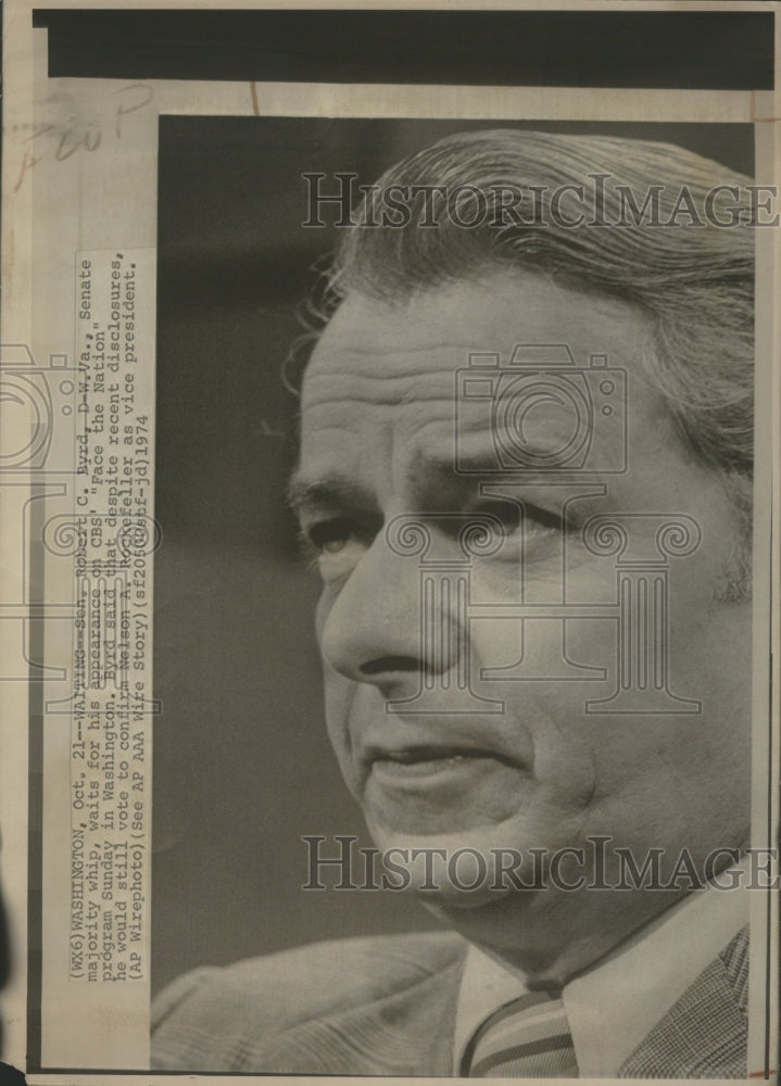 1974 Press Photo Sen. Robert C. Byrd Waiting Appearance- RSA18021 - Historic Images