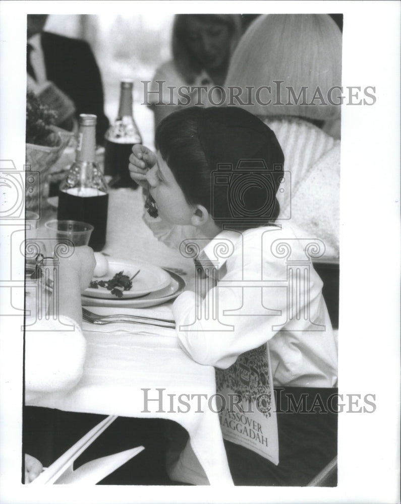 1989 Passover Dinner Service At Cantor Haro - Historic Images