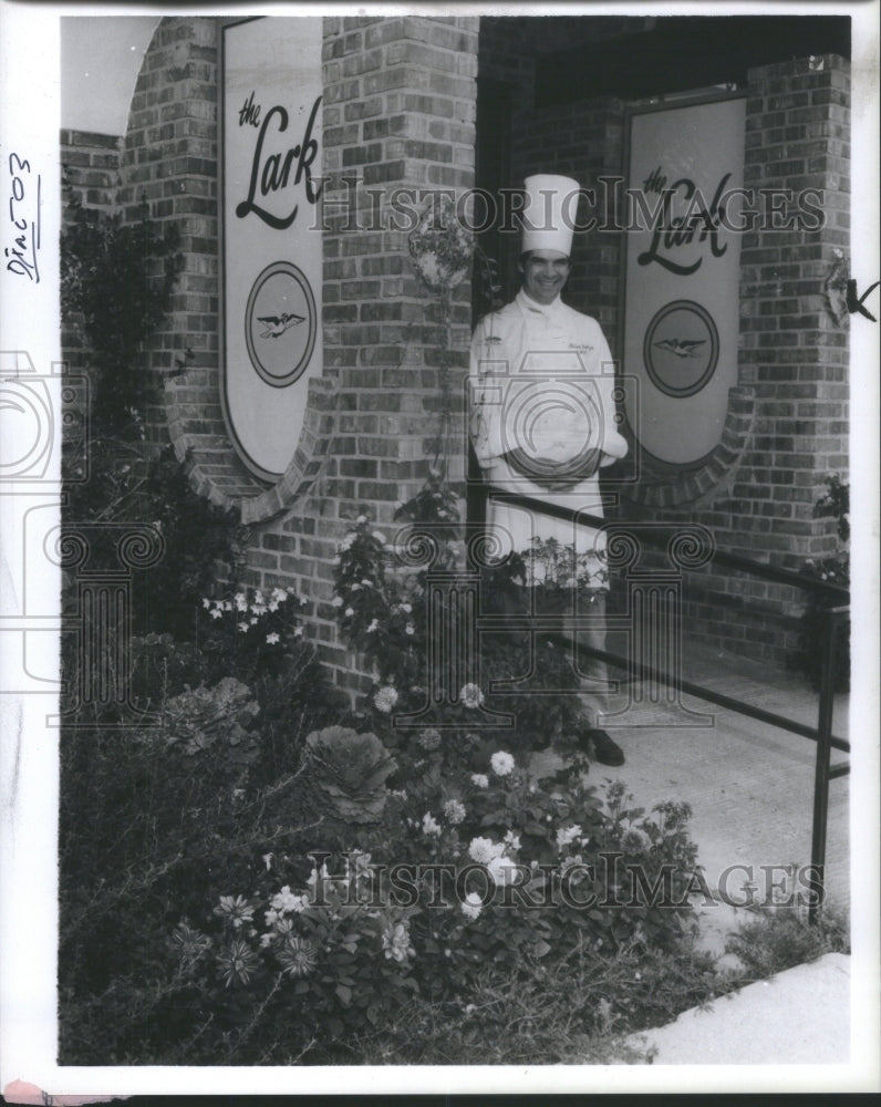 1985 Press Photo Chef Brian Polcyn Ouside His Resturant- RSA18323 - Historic Images