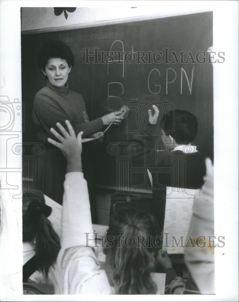 1990 Principal Susan Winder Teaches 2nd Gra - Historic Images