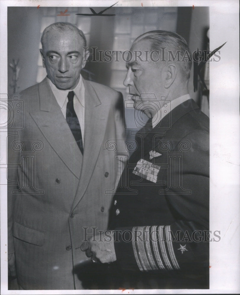 1954 Press Photo GM Executive Roger M. Kyes Meets Admir - Historic Images