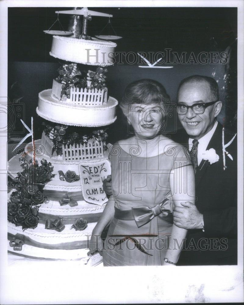 1956 Press Photo Mrs Ed Connor Latin Quarters Cam Bake- RSA18411 - Historic Images