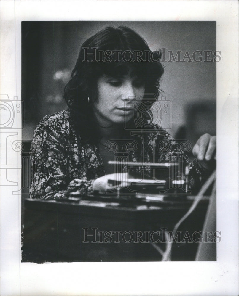 1976 Press Photo Rachel Faro teaches voice classes- RSA18551 - Historic Images