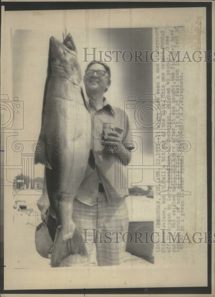 1975, Chihook salmon caught Larry Parnitzka- RSA18809 - Historic Images