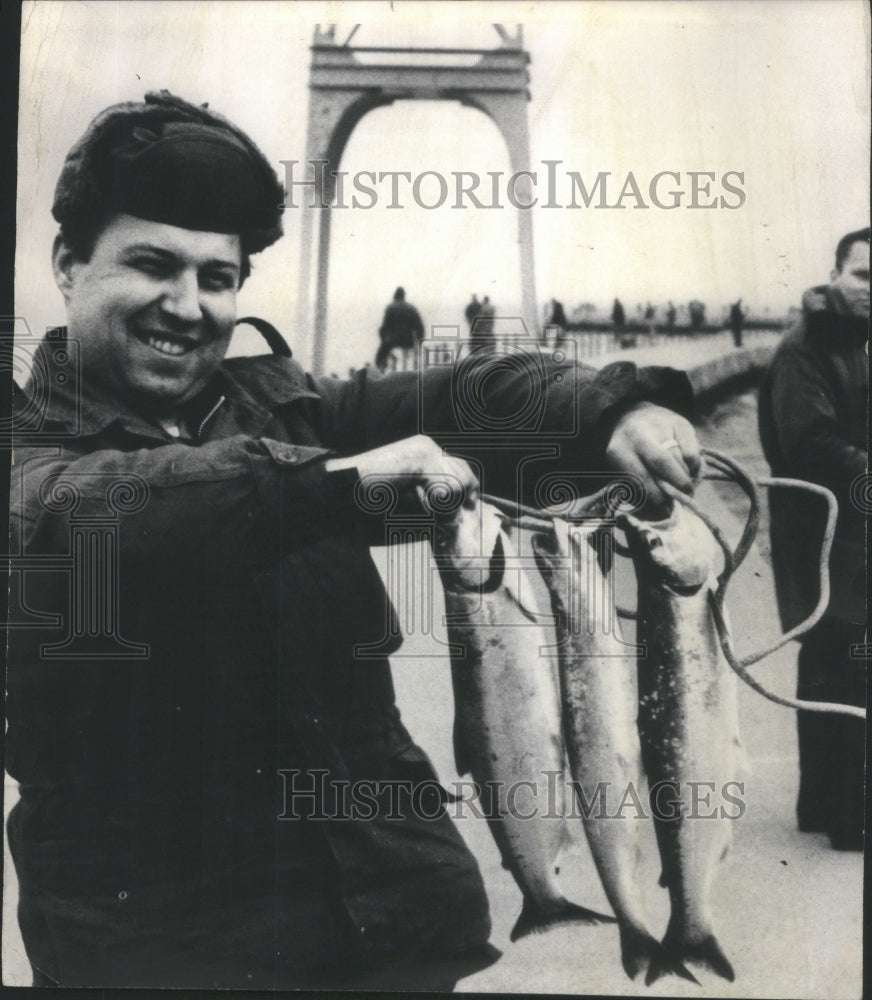 1968 Press Photo happy fisherman three Coho Salmon- RSA18839 - Historic Images