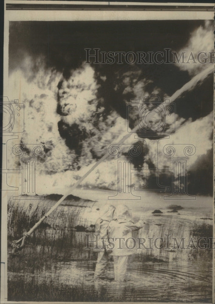 1975 Press Photo Inferno blazing Gasoline Fuel Engulf F- RSA18847 - Historic Images