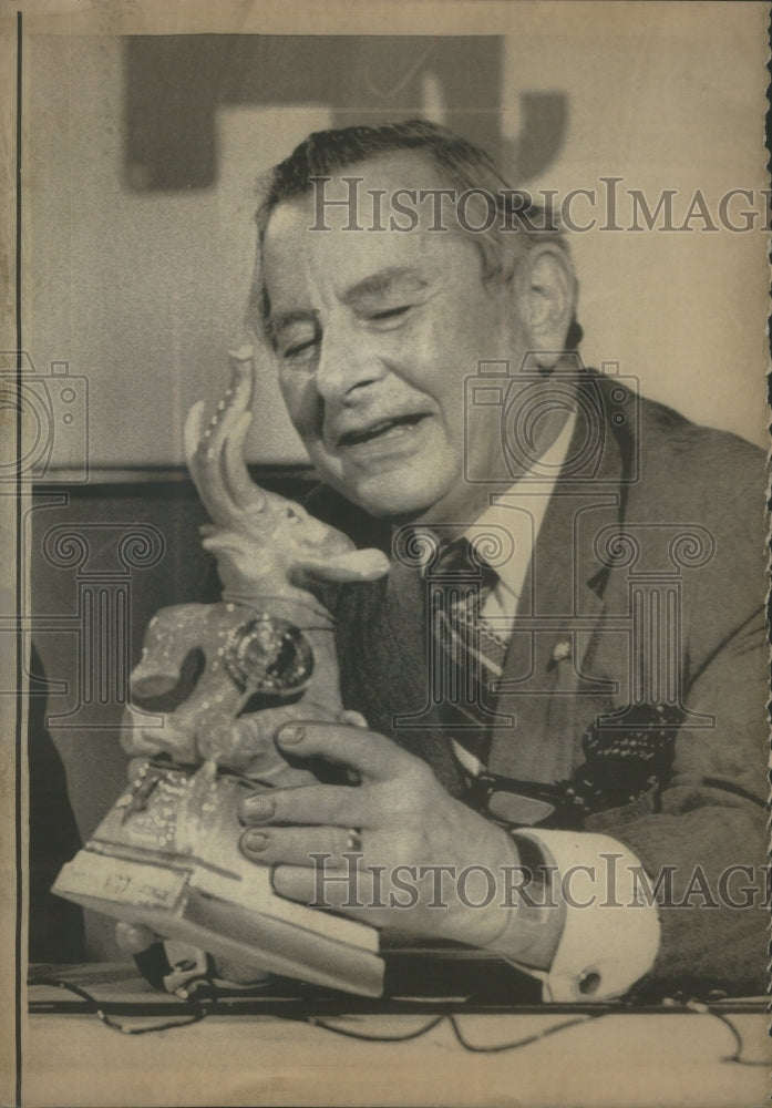 1970 Press Photo Bottle Boost Ralph Becker display cera - Historic Images