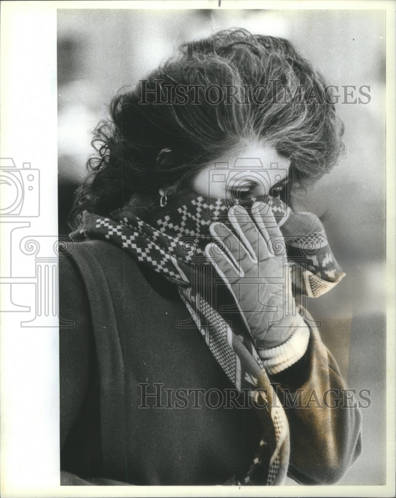 1983 Press Photo Chilly Woman Keeping Warm in Chicago H - Historic Images