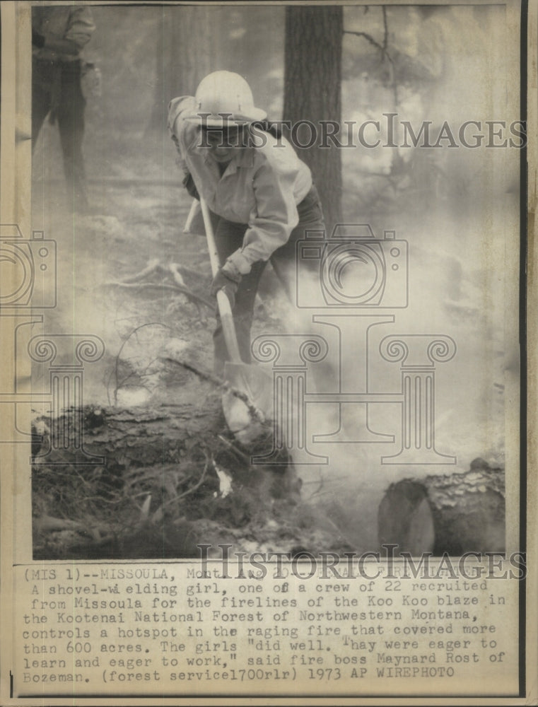 1996 Press Photo Shovel-Wielding Girl Missoula Fireline- RSA18989 - Historic Images