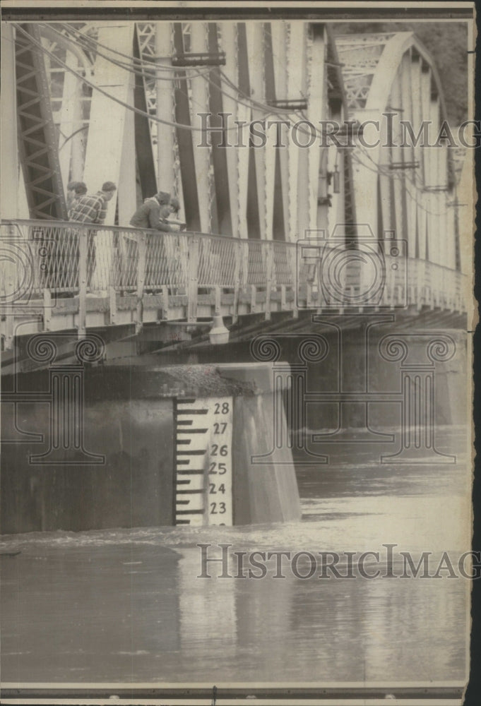 1975 Press Photo resident river gauge flooding Susqueha- RSA19257 - Historic Images