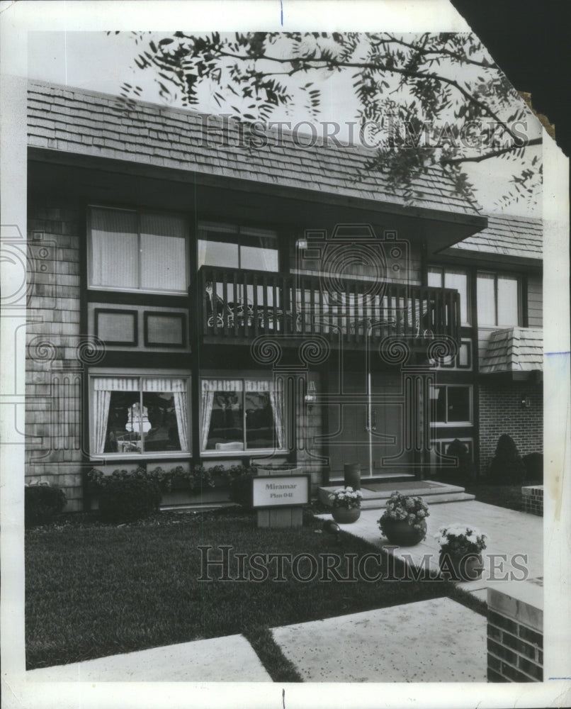 1972 Press Photo Exterior Town Home Miramar Model Decor- RSA19395 - Historic Images