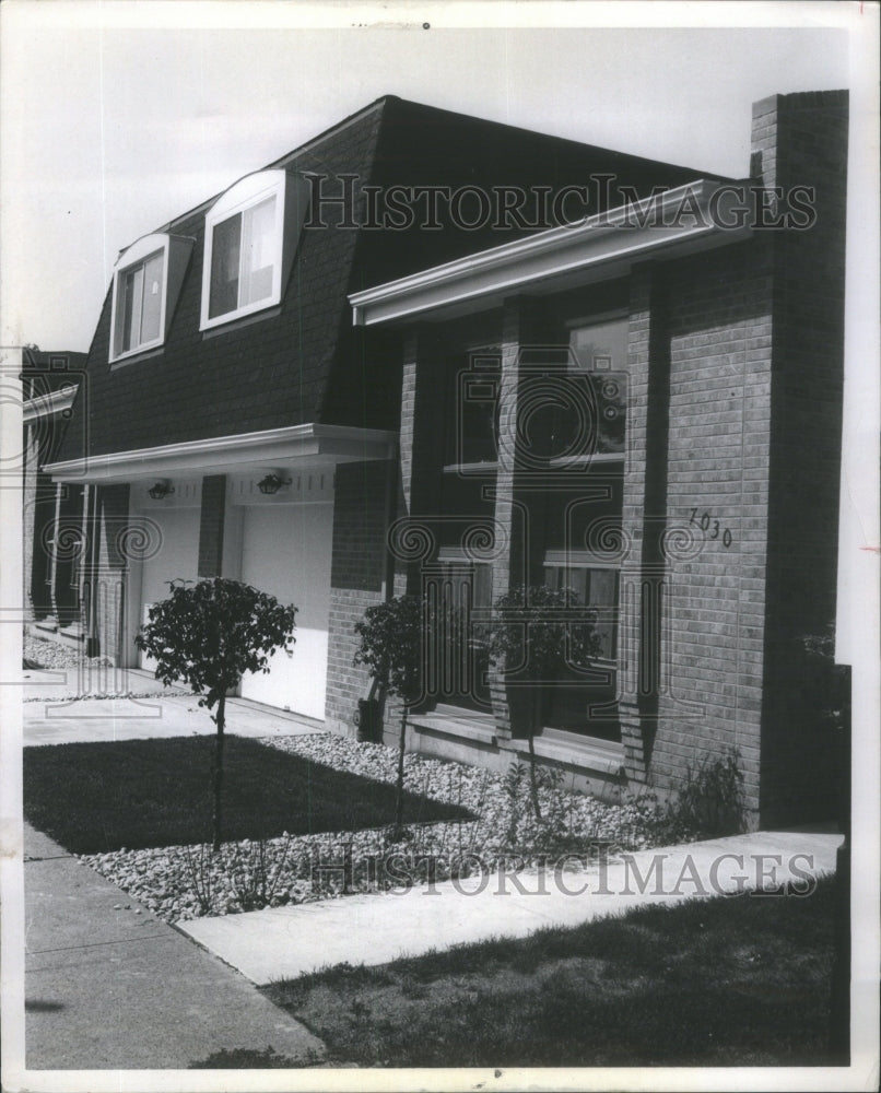 1971 Press Photo Mansard Roofs Townhouses - Historic Images