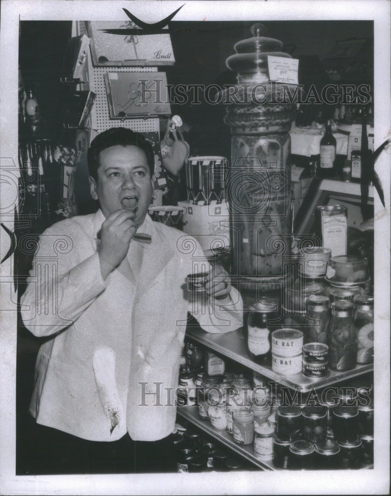 1956 Press Photo Ben Sherwin eats grasshoppers- RSA19831 - Historic Images