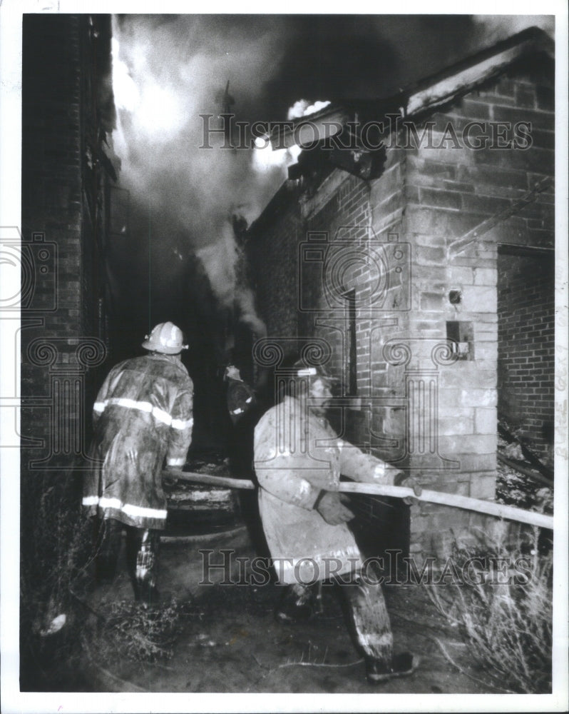 1986 Press Photo Halloween Fire Stoepel Firefighters- RSA19915 - Historic Images