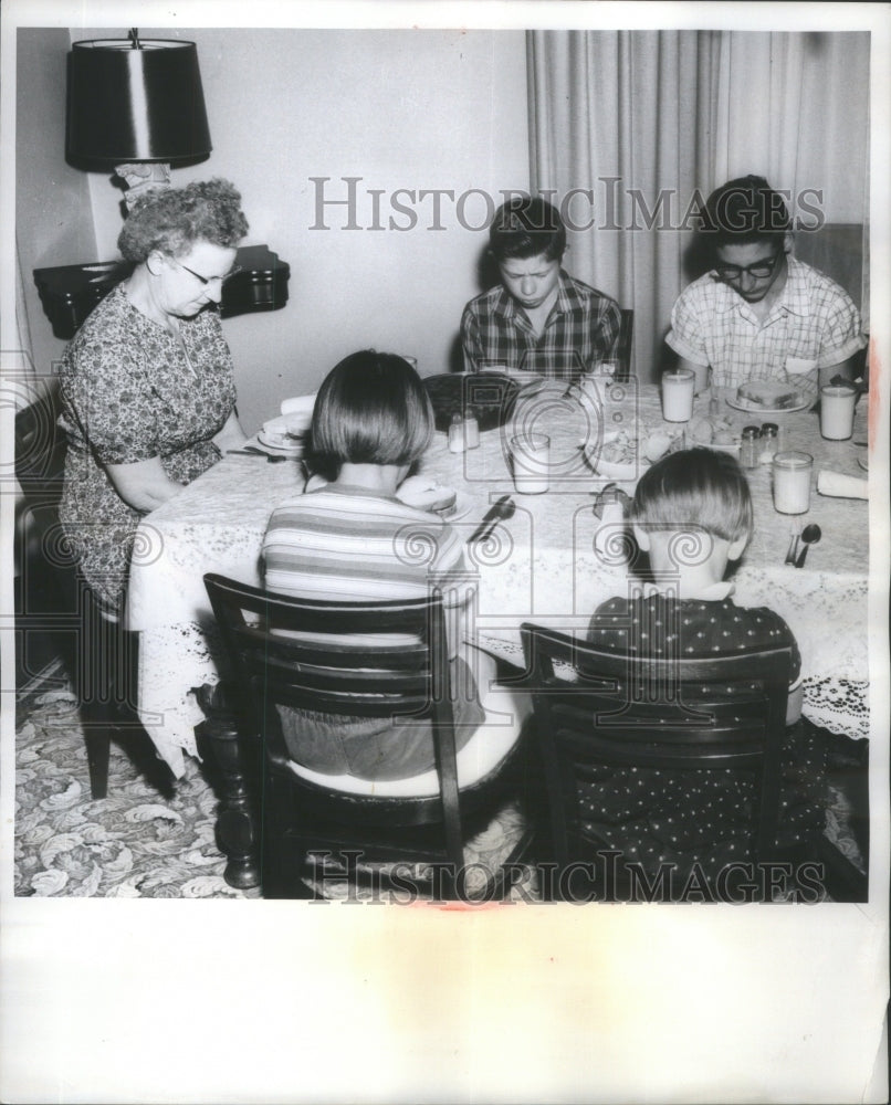 1990 Press Photo Prayer meals National Home Dinning Atm- RSA20047 - Historic Images