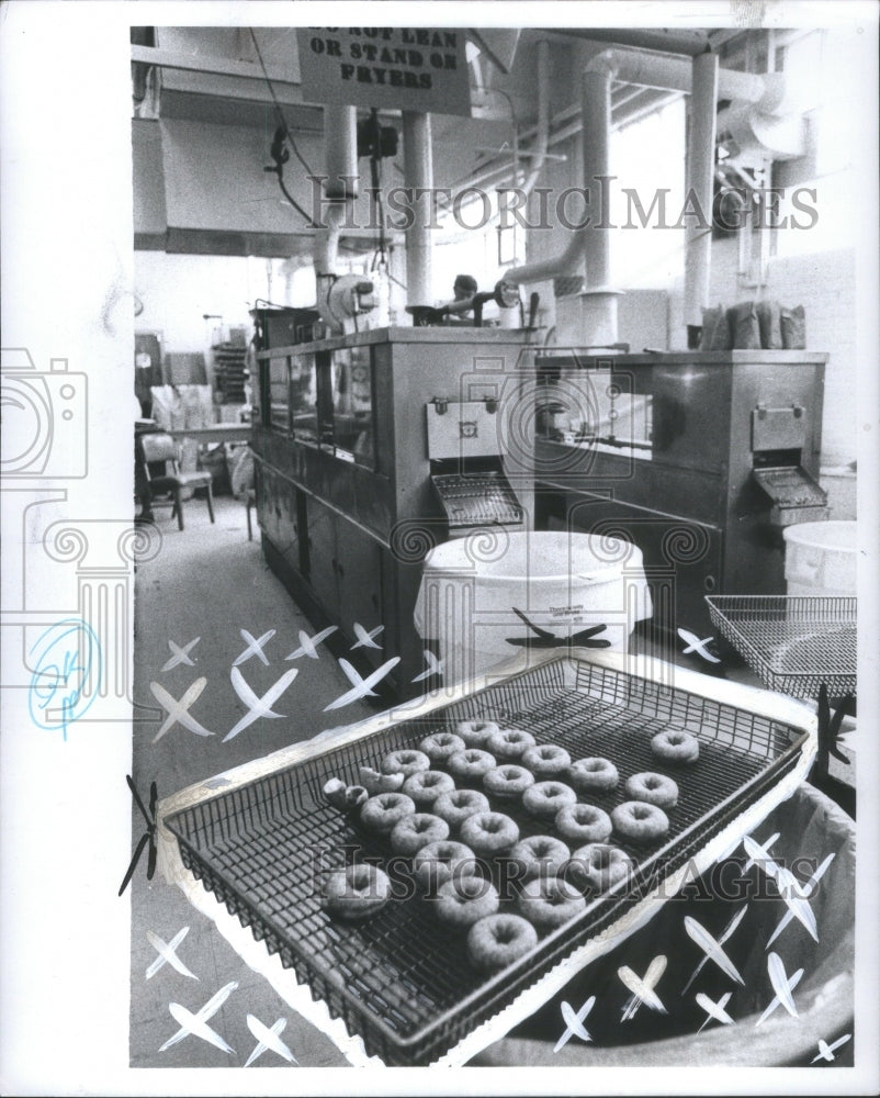 1977 Press Photo Donuts Being Made Store Factory Restau- RSA20395 - Historic Images