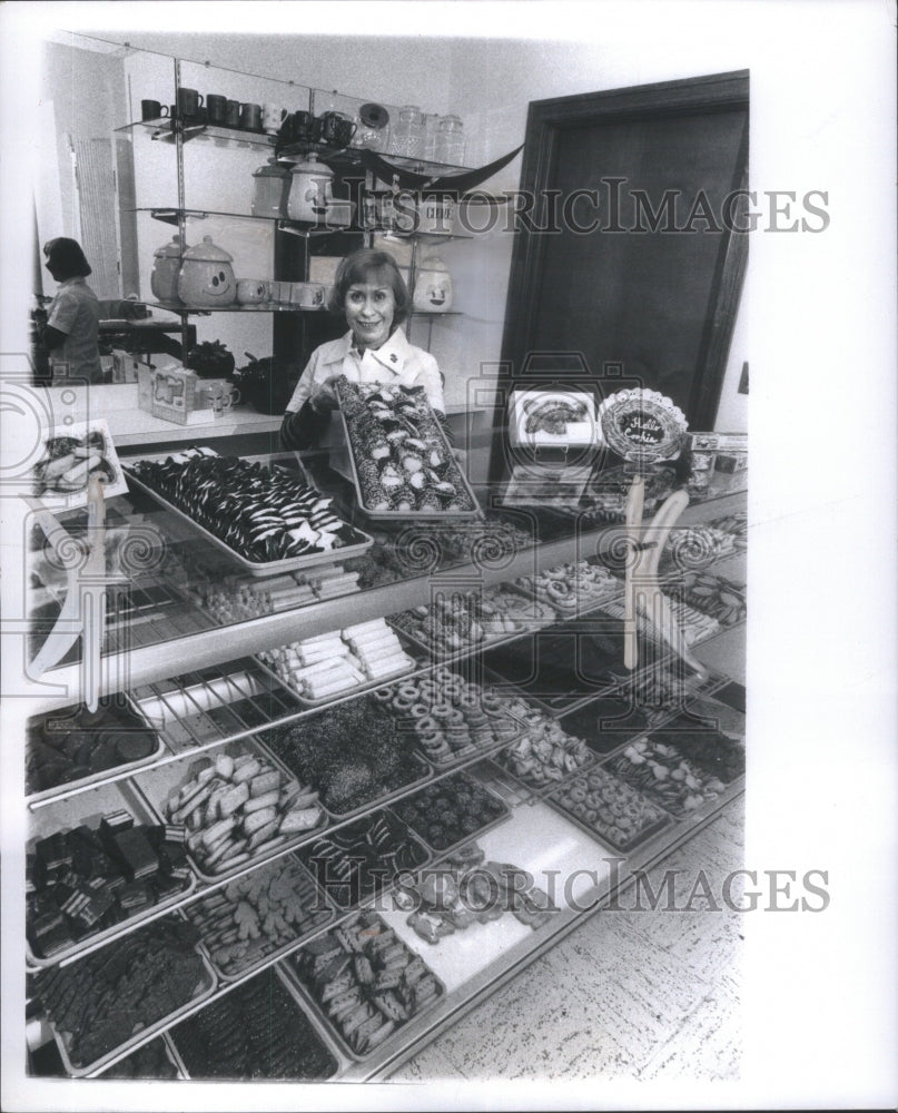 1975 Judy BlumboCookie Jur Shop Lobby Nat B - Historic Images