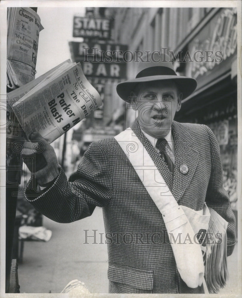 1956 George Scott selling papers on Kinsel - Historic Images