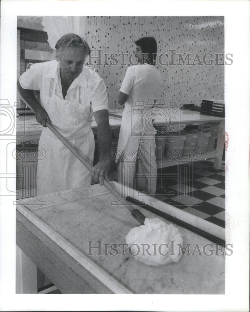 1992 Jay Solte Largo Florida Candy Shop Eas - Historic Images