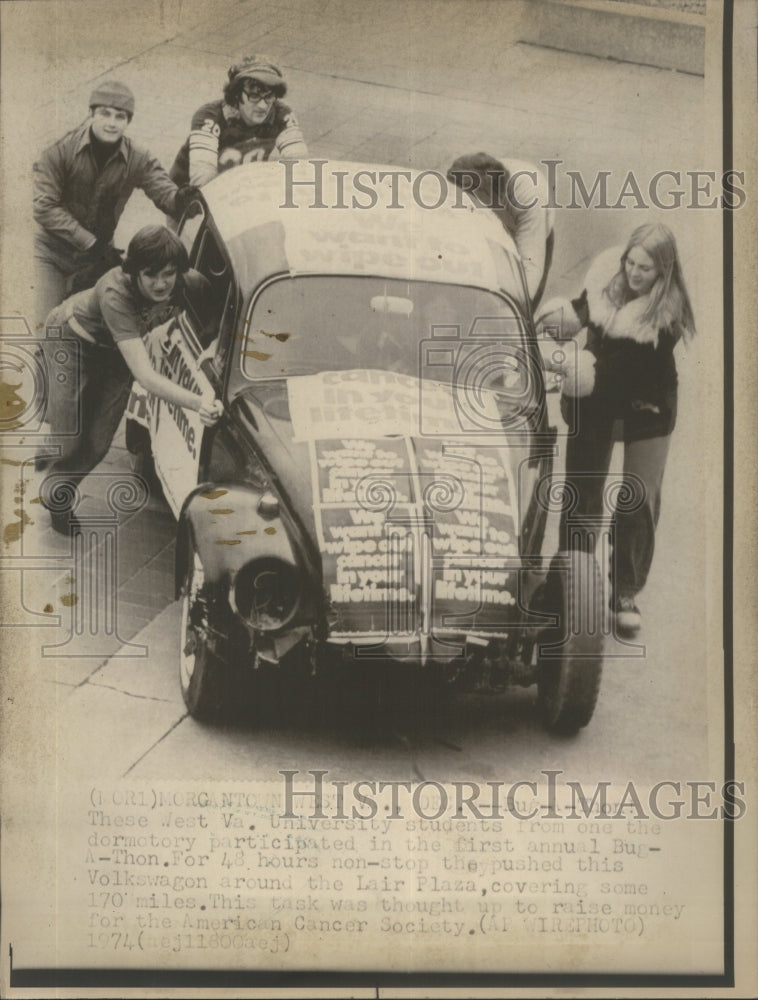 1974 Press Photo West Virginia University Students comp- RSA20687 - Historic Images