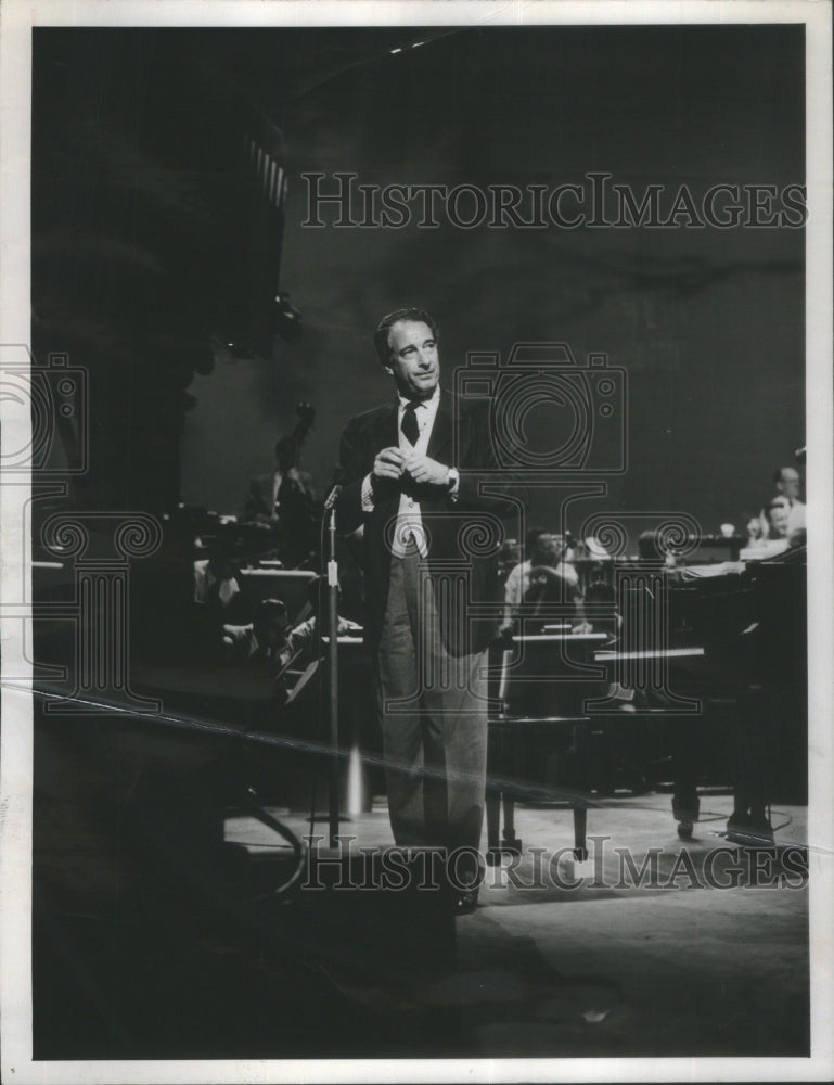 1958, Victor Borge pianist comedian CBS TV- RSA20861 - Historic Images