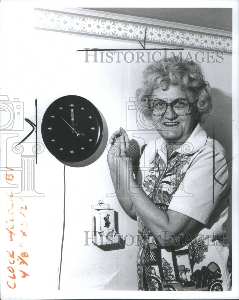 1981 Press Photo Mrs Frances Nowak clock antique shows - Historic Images