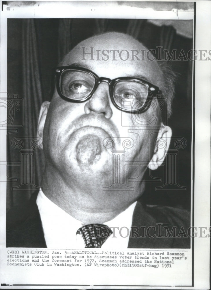 1971, Richard Scammon Political analyst pose- RSA21315 - Historic Images