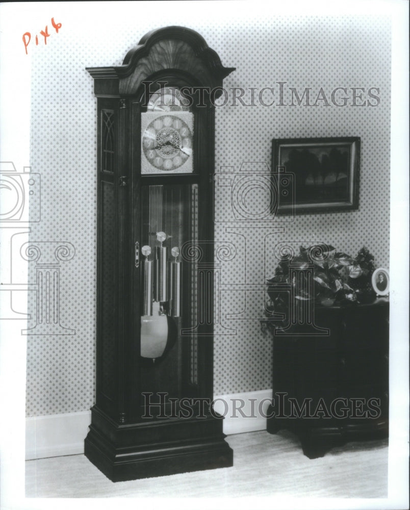 Press Photo Camelot Clocks- RSA21467 - Historic Images