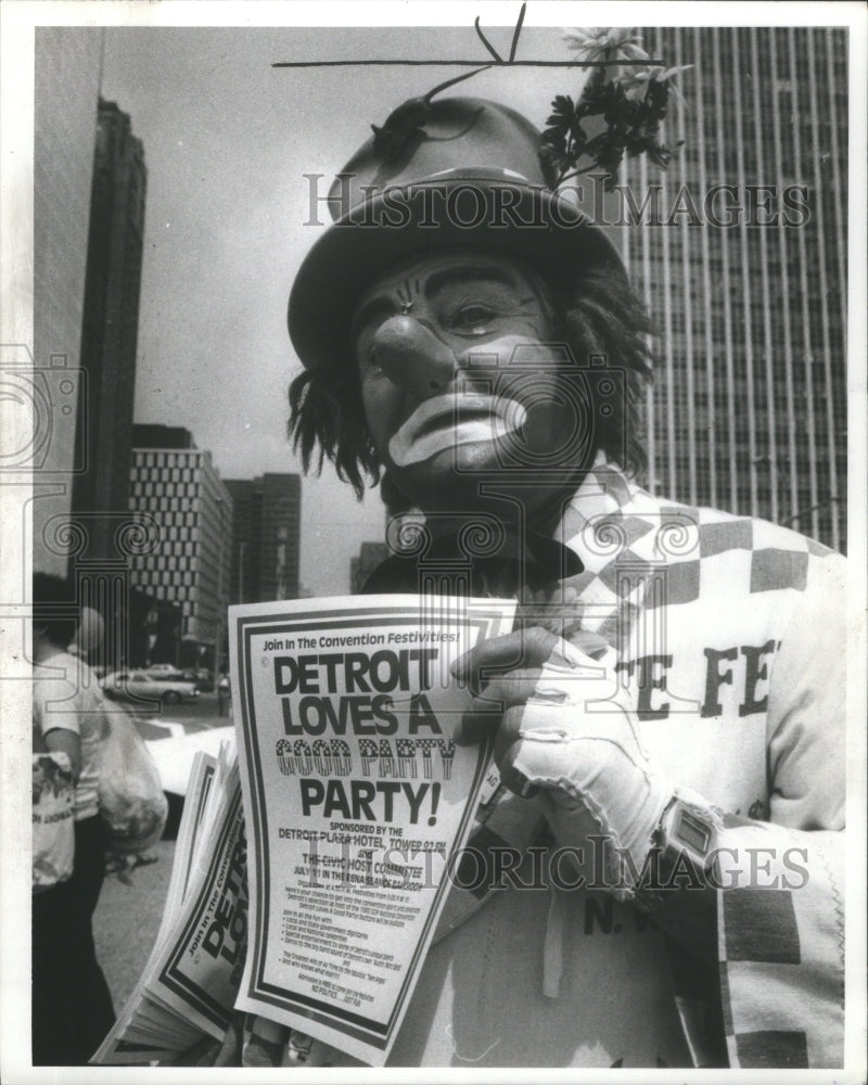 1980 Feed Bag Clown Plaza Hotel Party - Historic Images