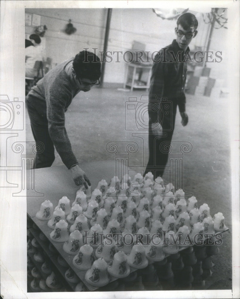 1970 Press Photo Children Candle-Making Chicag- RSA21805 - Historic Images