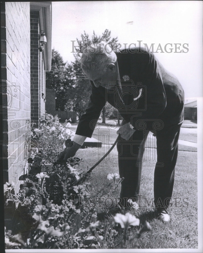 1962 Press Photo Adolph Kiesler Water Plants Photograph- RSA21917 - Historic Images