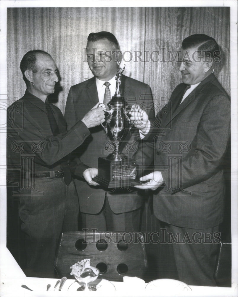 1960 Press Photo Weicker Wins Trophy Allied Van Lines- RSA21981 - Historic Images