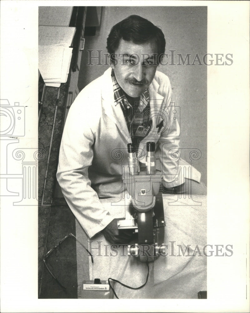 1980 Press Photo Joseph Kaplan Researcher Microscope - Historic Images