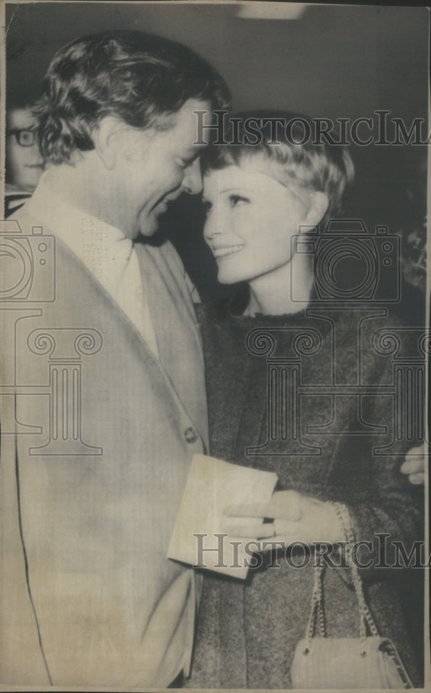 1967 Actors Richard Burton Mia Farrow - Historic Images