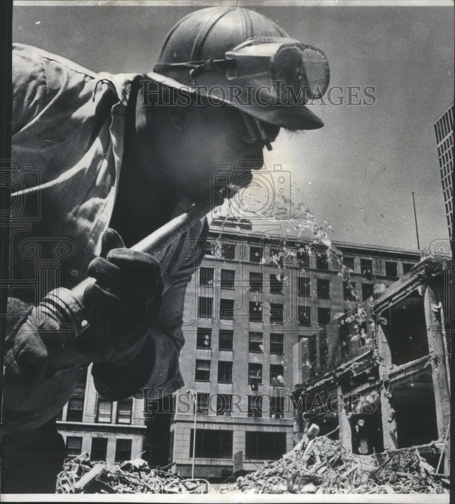 1973 Press Photo Wrecking building Ohio hardhat- RSA22701 - Historic Images