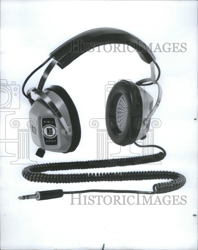 1970 Press Photo Stereo headphones Christmas gift music- RSA22873 - Historic Images