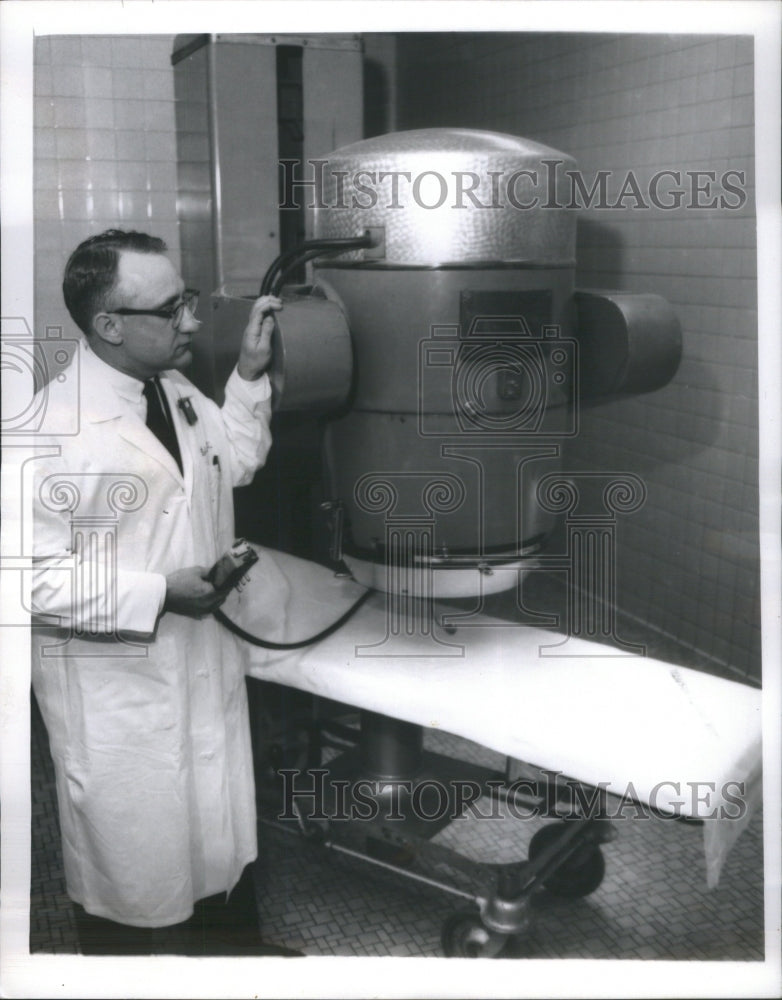 1966 Press Photo Marion Magalottim radiation center Coo- RSA22911 - Historic Images