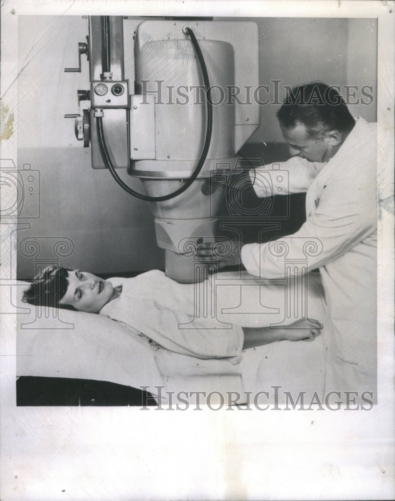 1952 Press Photo Herbert D.Kerman Radiologist Cancer Tr- RSA22915 - Historic Images