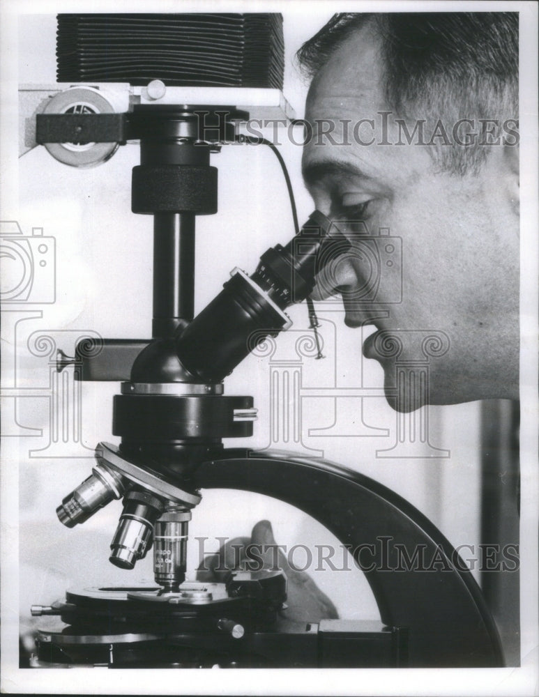 1965 Press Photo Sloan Kettering Institute Microscope- RSA22977 - Historic Images