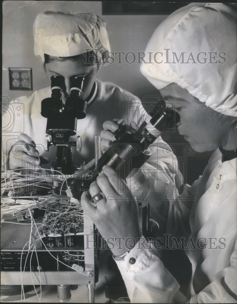 1966 Press Photo Microscopic Vision Research Perpuse- RSA22987 - Historic Images