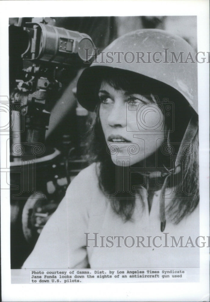 1990 Press Photo Actress Jane Fonda &amp; Antiaircraft Gun- RSA23171 - Historic Images