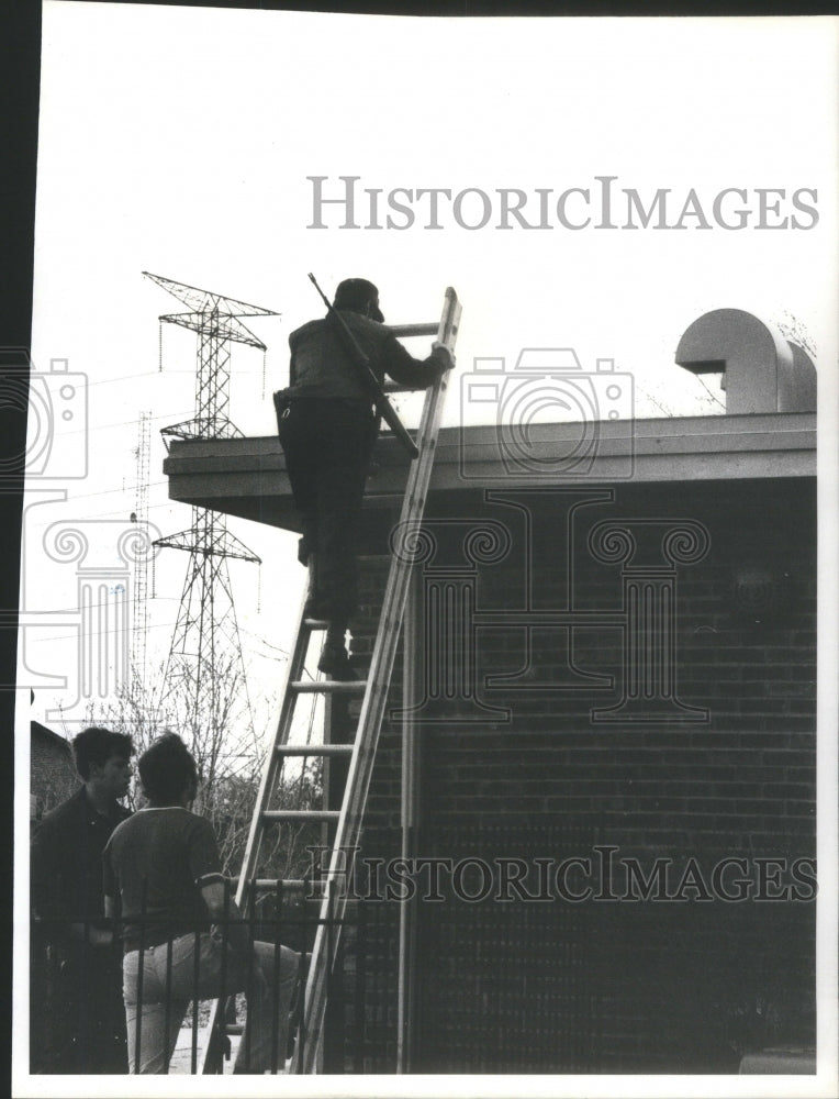 1979 Press Photo mock hostage Carol Streams gunpoint ap- RSA23297 - Historic Images