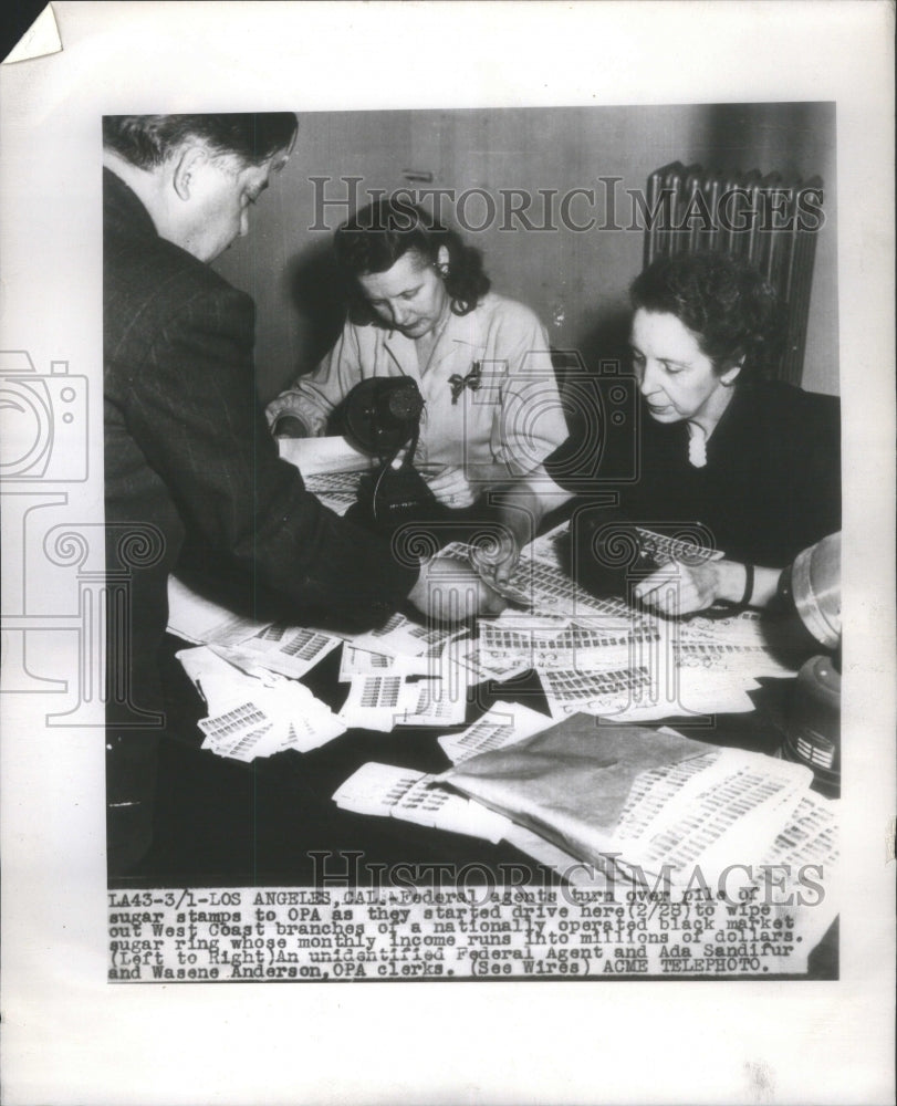 None Federal Agents Ada Sandifur Anderson Clerks Turn O - Historic Images