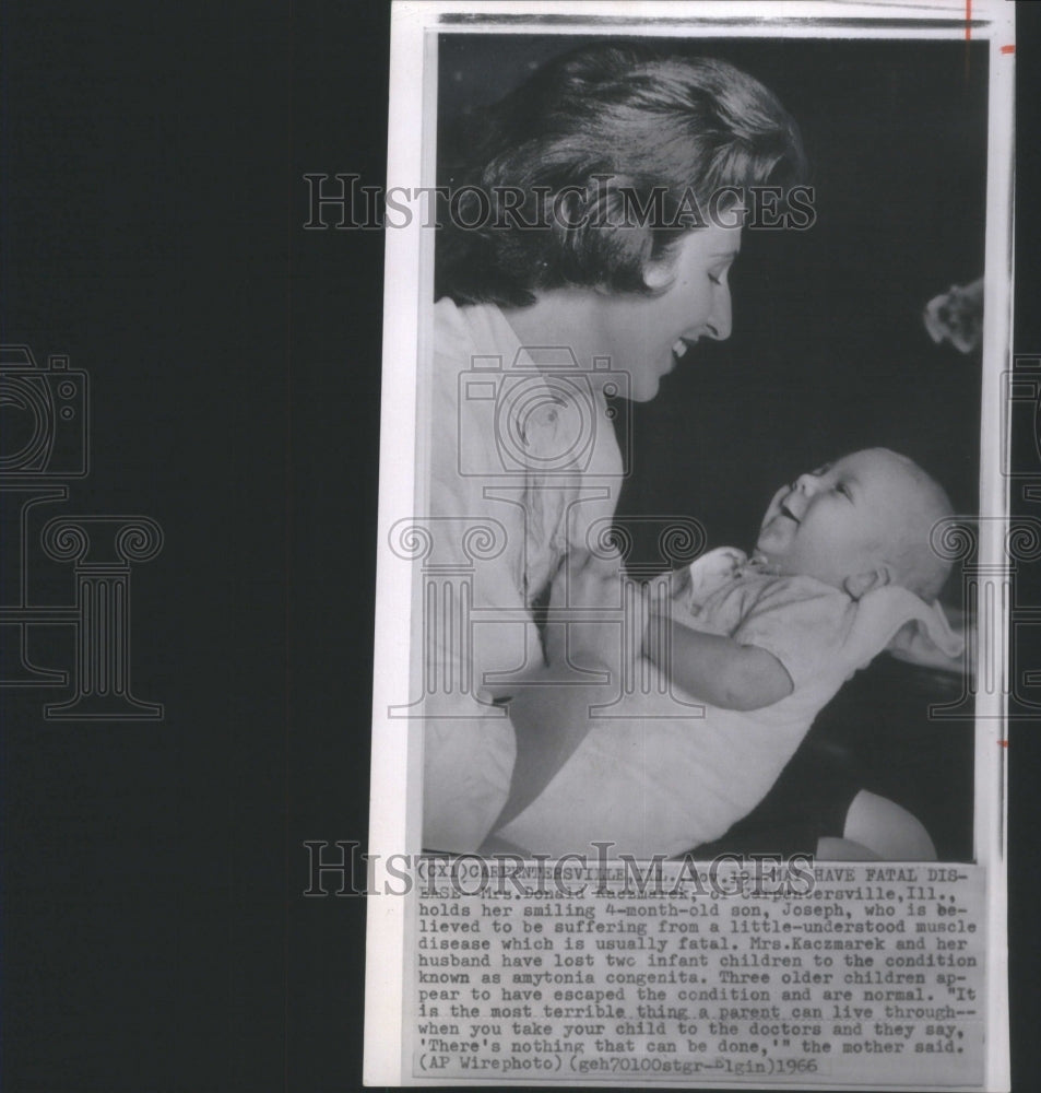 1966 Press Photo Cuddles Mrs Donald Kaczmarek Joseph Co - Historic Images