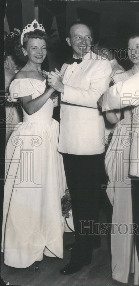 Press Photo Husband Wife dancing Curtsy OA Sealy- RSA24021 - Historic Images