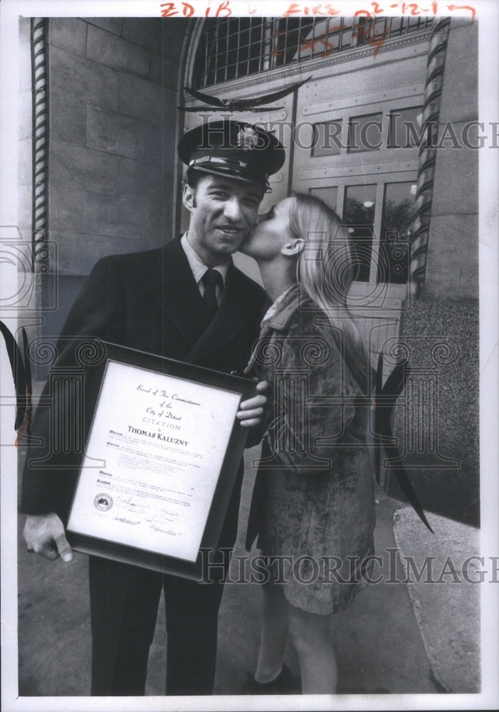 1973 Press Photo Thomas Kaluzny Fireman Kiss Citation- RSA24381 - Historic Images