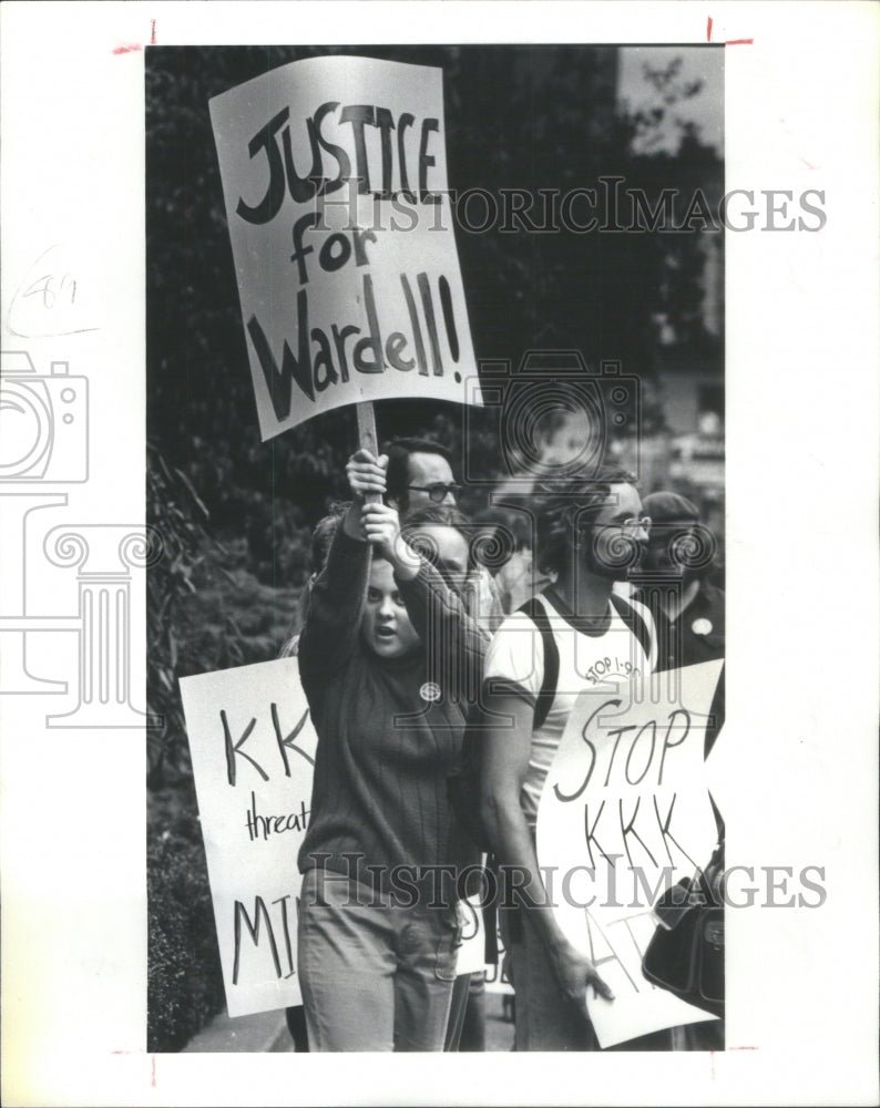 1980 Press Photo Demonstrators Picketing against Ku Klu- RSA24805 - Historic Images